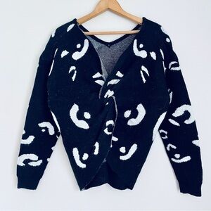 Mainstrip Black White V-Neck Twisted Sweater Medium LL20384